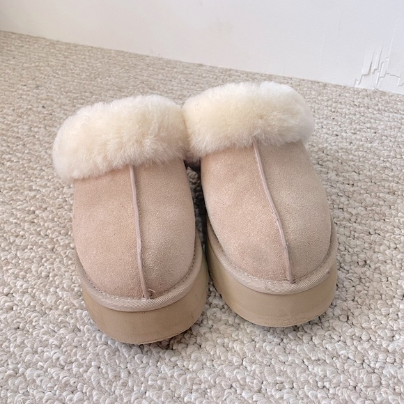 UGG Slippers - Picture 4 of 6